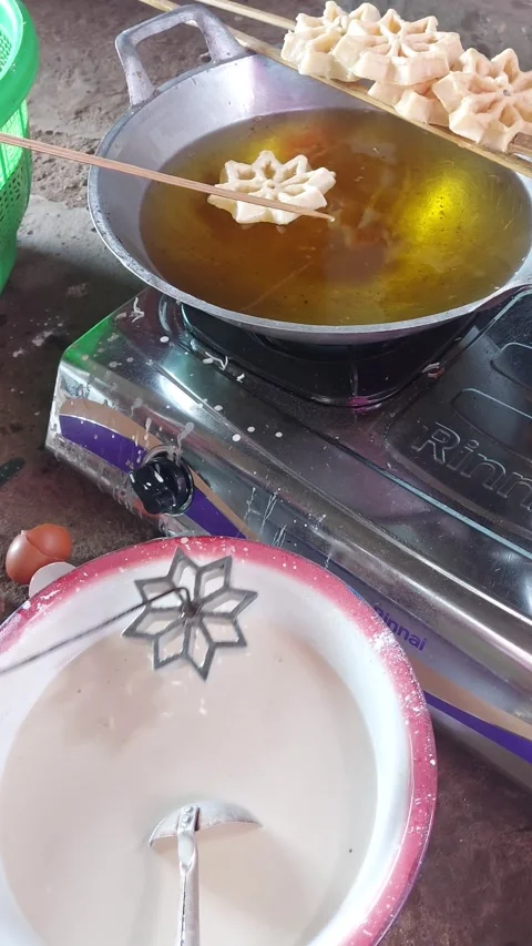 The woman's hand is cooking a fried omelet Stock Footage 290283902