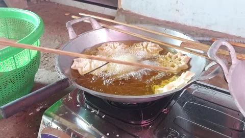 The woman's hand is cooking a fried omelet Stock Footage 290283910