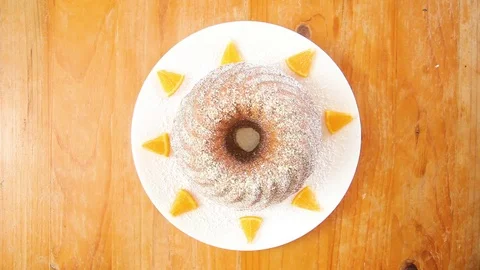 Woman's hand cutting slice of cake with butter knife Video stock 76099840