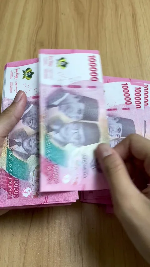 Woman's hand gesture counting red hundred thousand rupiah banknotes Video stock 295944431