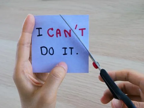 A woman's hand is holding a note with the message she wrote when she did not  Foto stock