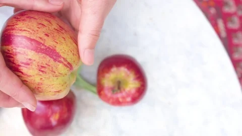 Woman's hand holding red apple Video stock 76100121