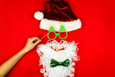 Woman's hand making flat designed funny comic Santa with red Santa's hat, San Stock-Fotos