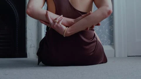 A woman's hand movement from the back 動画素材 321551697