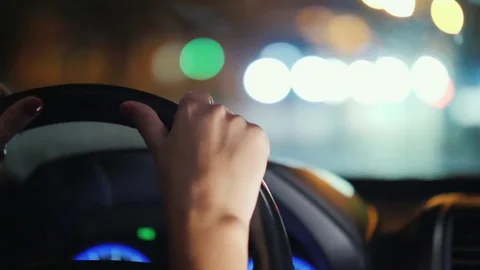 A woman's hand nervously drummed on the steering wheel of the car. Stand in Stockbeeldmateriaal 80140460