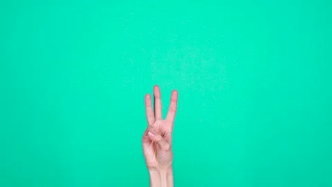 A woman's hand shows a countdown from one to five. 스톡 동영상 153692387