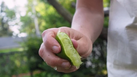 Woman's hand squeezing a half a lime Vídeos de archivo 116752051