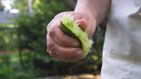 Woman's hand squeezing lime Vídeos de archivo 116752652