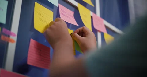 A woman's hand sticks a note with a message on the window glass. Vidéo 313868426
