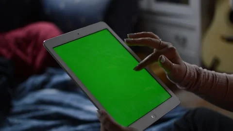 Woman's hand using i pad green screen monitor. i pad green screen Vidéo 191585520