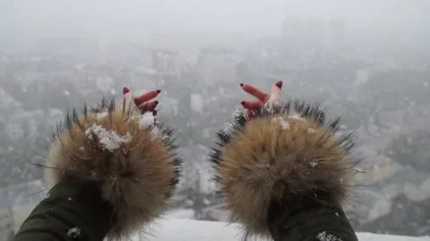 A woman's hands catches large flakes of snow. Stock Footage 143661987