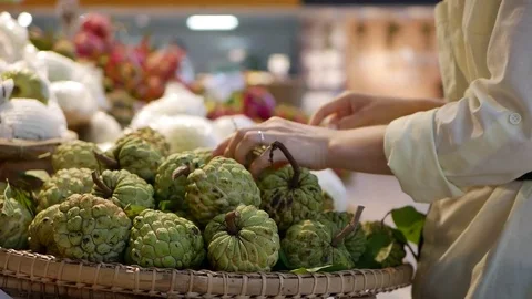 Womans hands choosing the custard apple or sugar apple in the supermarket Vídeo Stock 81648107
