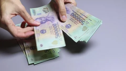 Woman's hands counting a big stack of Vietnamese currency notes Video stock 304693511
