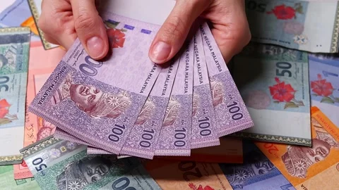 Womans hands counting brand new Malaysian ringgit (MYR) banknotes. Stock Footage 300097975