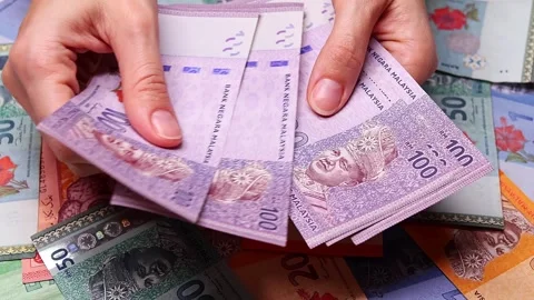Womans hands counting brand new Malaysian ringgit (MYR) banknotes. Stock Footage 300098769