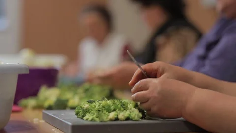 Woman's hands cutting brocolli n the cutting board Video stock 86024501