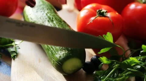 Woman's hands cutting cucumber Vídeo Stock 11225518