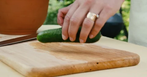 Woman's hands cutting a cucumber Vídeos de archivo 119845092