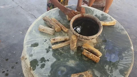 Woman’s hands grind thanaka tree bark at, bowl of water, bark pieces, Mandalay Vídeos de archivo 79422231
