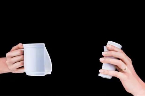 Woman's hands holding a broken white mug Foto stock