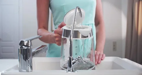 Woman’s hands in the kitchen draw filtered water Vidéo 230644865