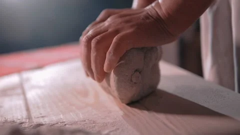 Woman's hands. knead the dough for bread. flour on the table 库存影片 133079629