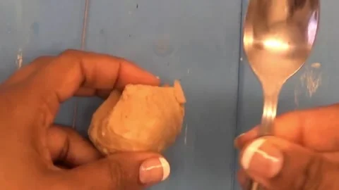 Woman's hands peeling ginger with a spoon - food prep - cooking method Stock Footage 139282544