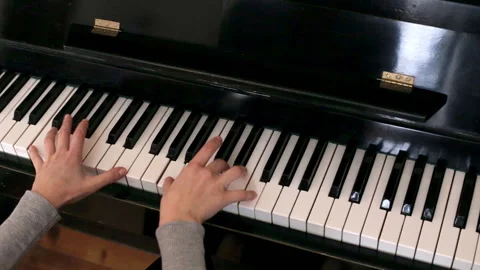 Woman's hands playing the piano Vídeos de archivo 87982207