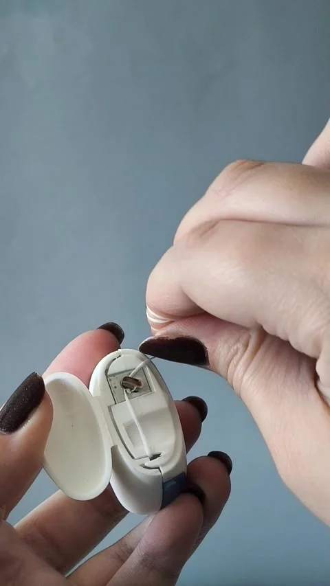 A womans hands pull out and tear the floss out of the container. Flossing to Stock-Footage 329969582