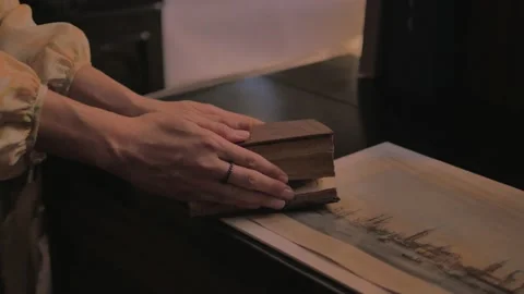 Woman's hands put down a precious little book. 스톡 동영상 149944783
