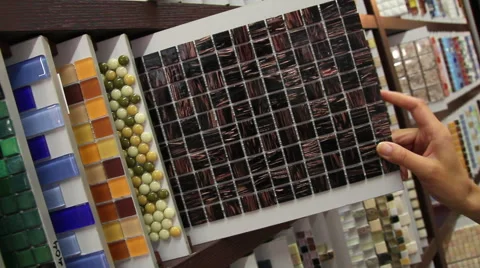 Woman's hands shows samples of ceramic tiles 库存影片 60267067
