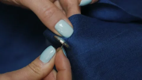 Woman's hands stitching button on a shirt in tailor shop. Close-up view. 스톡 동영상 152187219