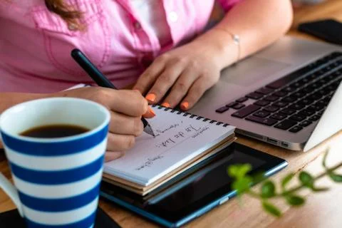 Woman's hands Tablet at home, with a computer during the coronavirus quaranti Foto stock