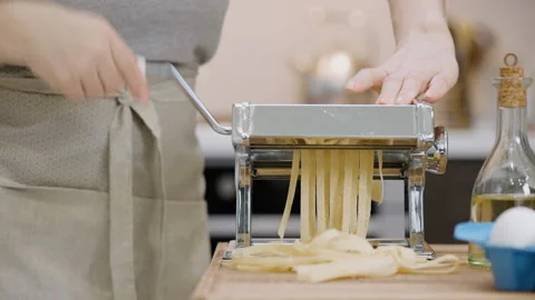 Woman's hands use a pasta cutting machine. 動画素材 86017804