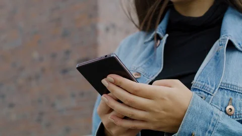 Woman’s hands using a mobile phone Video stock 125462944