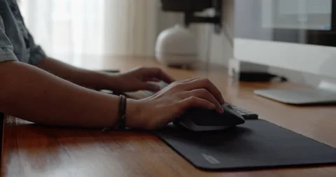 Woman's hands while on computer 스톡 동영상 137977379