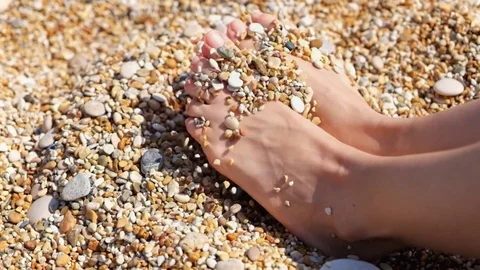 Woman's legs on sand Vídeos de archivo 71292432
