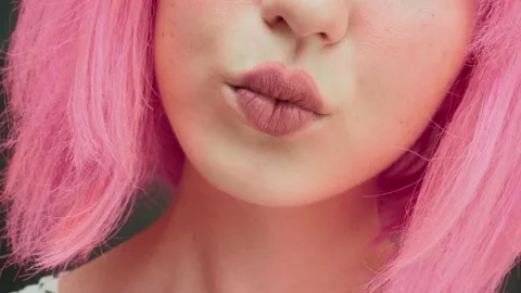 The woman's lips are painted in the shape of a heart. Extreme close-up. Vídeo Stock 138735624