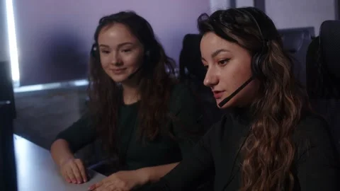 Womans Phone Operators Team Working Together, Helping Clients Teamwork Coworkers 库存影片 194409980