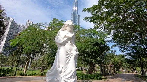 Woman's statue with skyscraper on background Stock-Footage 144002562