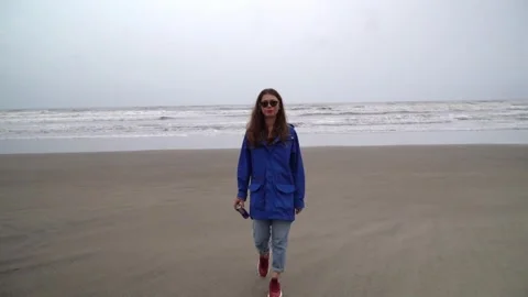 A Woman's Tranquil Stroll on the Indian Beach Vídeo Stock 246001605
