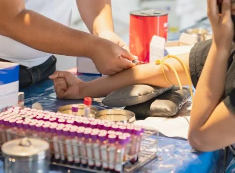 Women afraid of blood sample while the blood needle is stabbed in the arm. Foto stock