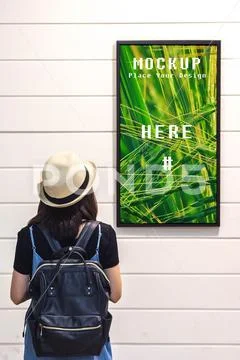 Women and photo frame on wooden wall mockup PSD-Vorlage