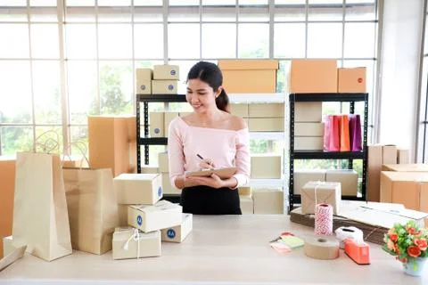 Women are write note of orders in concept of sme,e - commerce business. Foto stock