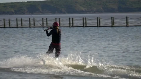 Women Cable skiing slowmotion Vídeo Stock 49568853