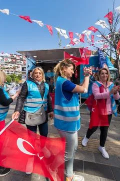 Women clapping and waving Turkish flags at a CHP election campaign in Uskudar Foto stock