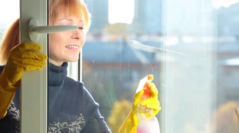 Women cleaning a window Stockbeeldmateriaal 31750570