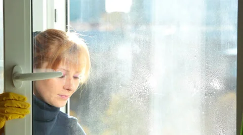 Women cleaning a window Stockbeeldmateriaal 31750598