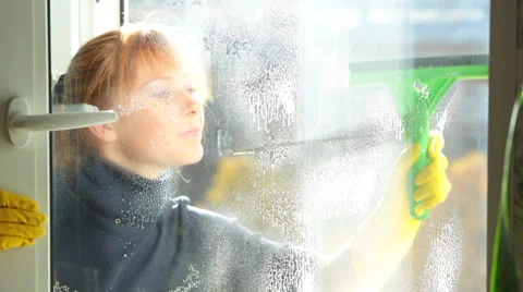 Women cleaning a window 库存影片 31750631