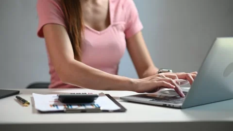 Women counting coins on calculator taking from the piggy bank. hand holding.. Stock-Footage 252183445